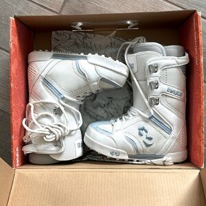 Thirtytwo snowboard boots white and blue women’s US size 6